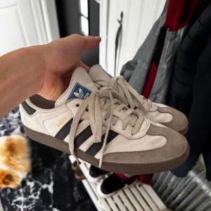 Adidas Samba sneakers, använt skick  - Använt skick. Säljer för att de inte längre kommer till användning. Kan bli riktigt fina om de får en puts och lite nya skosnören, det är bara ytligt smuts på skorna. Nypris 900-1100 beroende på hemsida. ⭐️⭐️