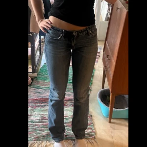 Crocker jeans  - Snyggaste låga Crocker Jeansen. Älskar dessa men har liknande💕💕 Sitter ungefär som ett par S/Xs skulle jag säga 🫰