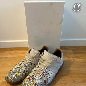 Masion margiela  - Tja, Säljer dessa par feta Masion margiela🤩, skicket är 8/10 storlek 42. Hör gärna av er ifall ni har några funderingar😃