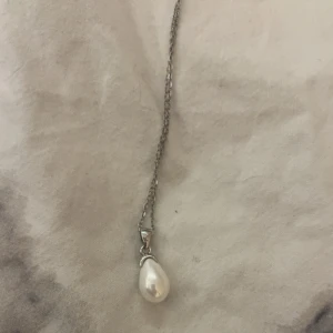 pärlhalsband  - använt men inte mycket alls. inga defekter🎀