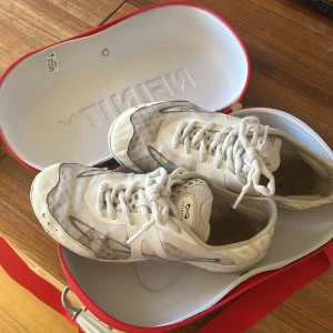 Nfinity Vengeance vita sneakers strl 7 - Säljer mina vita Cheerskor från Nfinity, modell Vengeance. Dem är i storlek 7 och använda endast en sesång! Köpta på cheerlife för 1589kr och testar sälja för 900! Pris kan absolut diskuteras🥰 