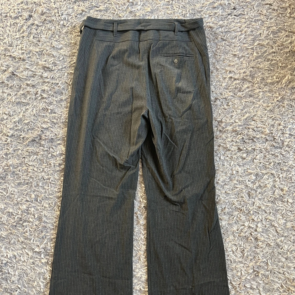 Grå randiga kostymbyxor med bälte - 3