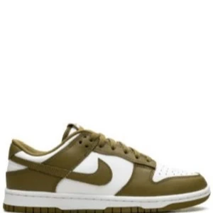 Nike Dunk Low Olive/White sneakers - Nike Dunk Low sneakers i olivgrönt och vitt skinn. Klassisk siluett med lågt skaft, perforerad tå och vit sula. Swoosh-logga på sidorna och snörning framtill. Perfekta för dig som gillar streetstyle och vill sticka ut med en clean look.