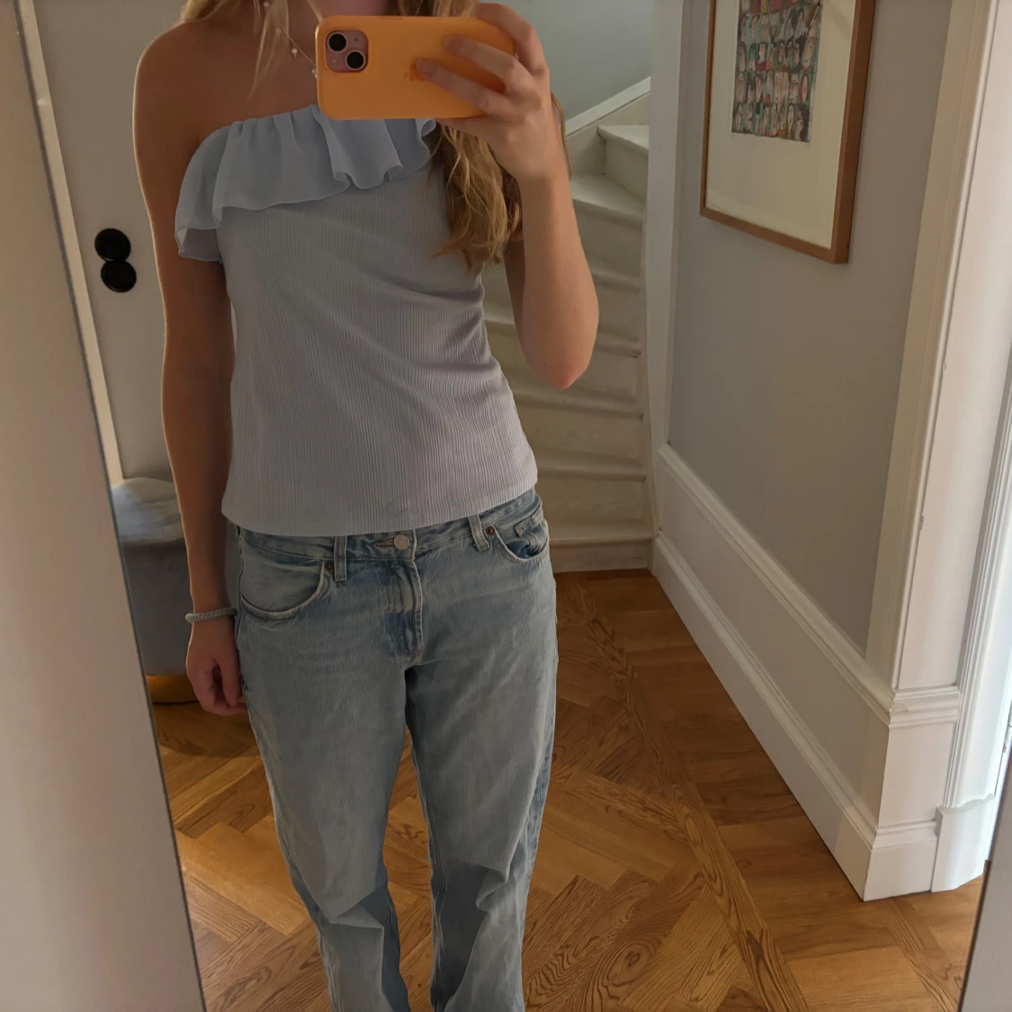 Ljusblå one shoulder volangtopp - 1