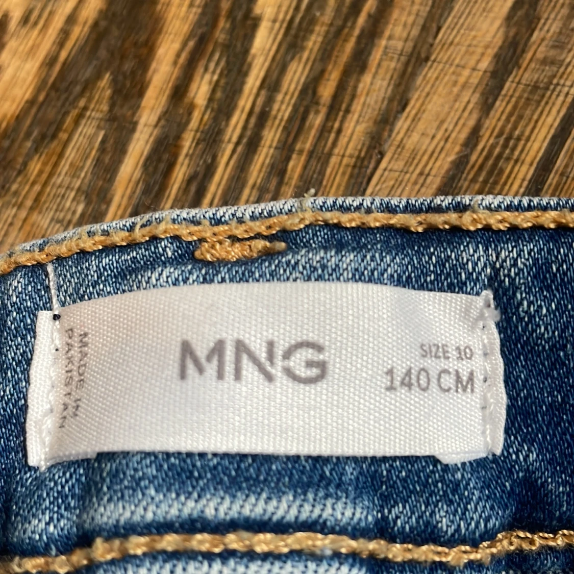 Blå jeans med slits från MNG - 2