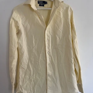 Beige skjorta från Polo Ralph Lauren - Använd fåtal gånger. Skick 8/10. Perfekt i storlek 