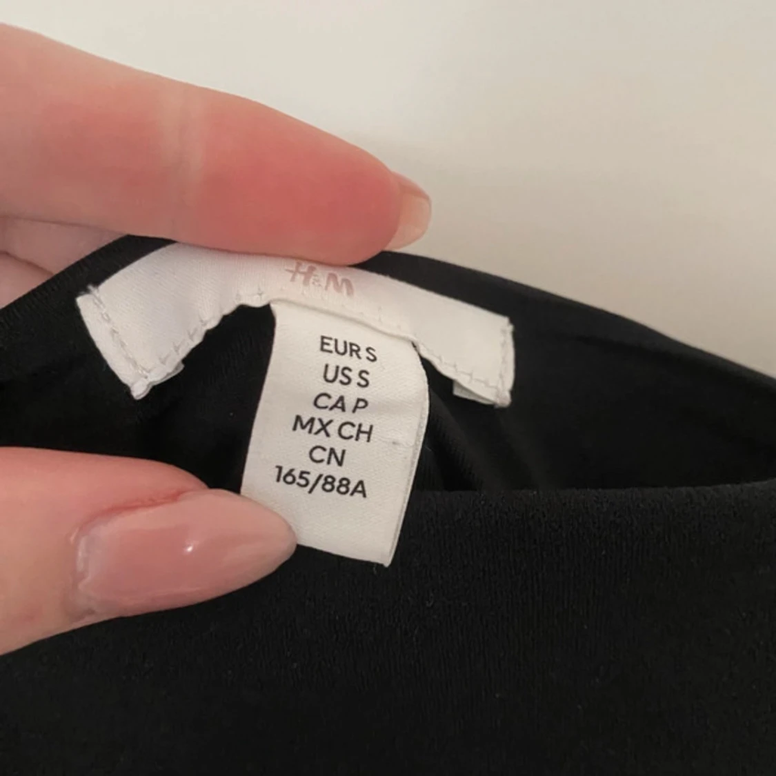 Svart kort klänning med kedjeband H&M - 3