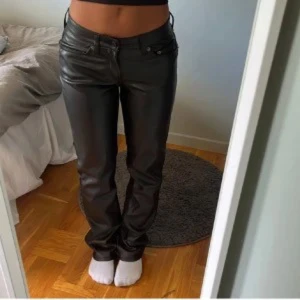 Svarta skinnbyxor från 157😍 - Skitsnygga svarta skinnbyxor från 157. De har raka ben och normal passform. Knappt använda och finns ej längre att köpa + defektfria😍😍😍
