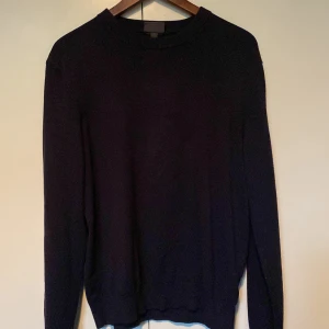  H&M Mörkblå slim fit tröja  - En stilren mörkblå tröja från H&M i slim fit-modell. Perfekt för dig som gillar en enkel och clean look. Passar snyggt till allt