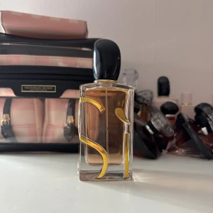 Armani si parfym - Armani si parfym 100 ml. Endast test-sprayad en gång. Orginalförpackningen ingår💕