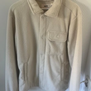 Vit teddyjacka från Hollister M - Mysig vit teddyjacka från Hollister i storlek M. 