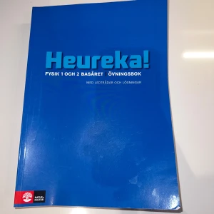 Heureka! Fysik 1 och 2 Basåret Övningsbok - Perfekt övningsbok för dig som pluggar fysik på gymnasiet eller basåret! Innehåller ledtrådar och lösningar som hjälper dig att förstå och klara fysikens utmaningar. Passar både för självstudier och grupparbete. Boken är kopplad till den andra Heureka boken. Den är som ny, köpt för 500kr men säljs för 350kr! 