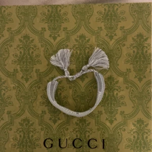 CD armband grå - Armband med broderad text på. Passar med nästan alla outfits och är stilren men gör samtidigt väldigt mycket. Perfekt inför höst