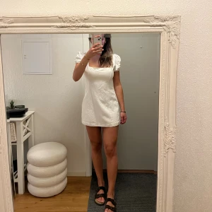 Zara klänning - Klänning från Zara. Välanvänd men inga märkvärdiga defekter. Strl 38