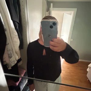 Svart kofta från Gina Tricot - Stickad fin kofta från Gina passar perfekt till vardags och till finare tillfällen . Använd några fåtal gånger 💕