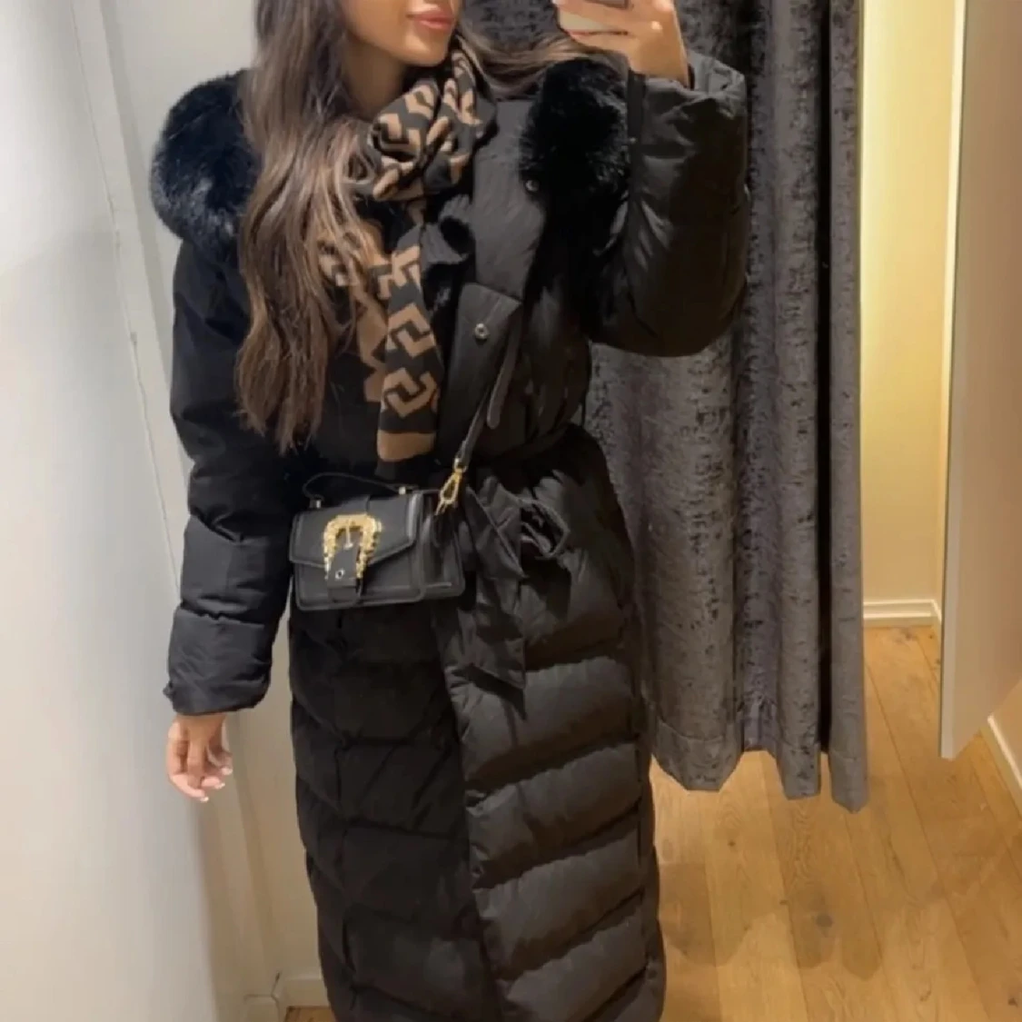 Svart lång dunjacka med fuskpäls - 1