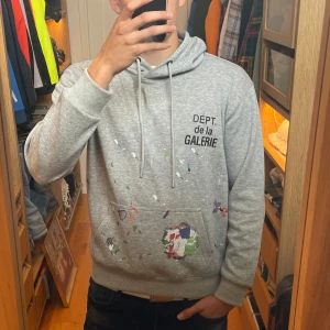 Hoddie från Dépt de la Galerie - Säljer en grå hoddie från Dept de la Galerie. Storleken är M men passar mer S. Tröjan är i nyskick och passar perfekt till dig som vill ha snygg tröja inför hösten/vintern. Hör av dig vid minsta fundering!!
