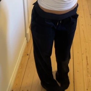 Mörkblå Juicy couture byxor - Säljer mina supermysiga mörkblå Juicy Couture byxor i storlek 14/15 vilket passar mig som har Xs/S