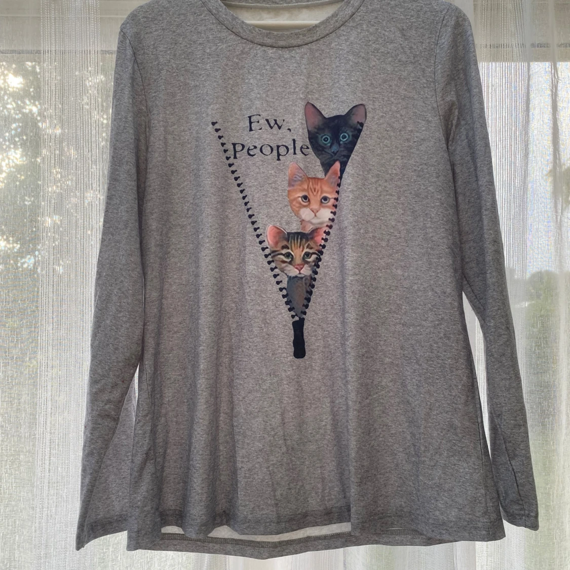 Grå långärmad tröja med kattmotiv