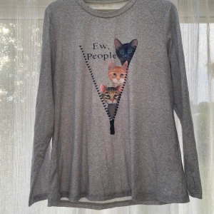 Grå långärmad tröja med kattmotiv - Använt som en mysig pyjamas tröja.