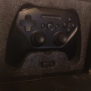 SteelSeries Stratus Duo - SteelSeries Stratus Duo är en trådlös spelkontroll som passar perfekt för gaming på både PC och mobil. Med ergonomisk design, responsiva knappar och medföljande mobilhållare är den redo för långa spelsessioner. Perfekt för dig som vill ta ditt spelande till nästa nivå!