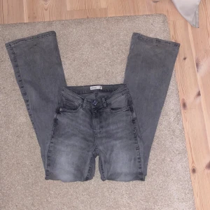 Grå bootcut jeans - Säljer ett par snygga grå bootcut jeans. Dom är tyvärr för långa för mig och vill därför sälja. Är nästan helt oanvända!! 