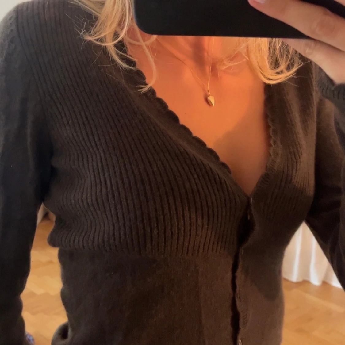 Brun kofta med v-ringning och knappar - 1