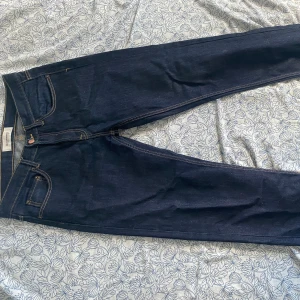 Mörkblå jeans Nevada W33 L30 - Tjena! Säljer nu ett par snygga mörkblå jeans från Dressman modellen är Nevada i klassisk femficksmodell. Jeansen är tillverkade i 100% bomull och har kontrastsömmar. Passar dig som gillar en stilren och enkel look. Säljer då de inte passar mig längre. 👍🏽
