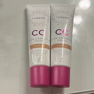 Lumene CC Cream Medium 2-pack - Två tuber Lumene CC Color Correcting Cream i nyansen Medium. Ger jämn hudton med medel täckning och innehåller SPF 20. Vegansk formula, passar alla hudtyper. Tuben är vit med rosa lock och rymmer 30 ml vardera. Aldrig använda!! Köpte i fel färg! Köp en för 140kr, 2 för 200❤️