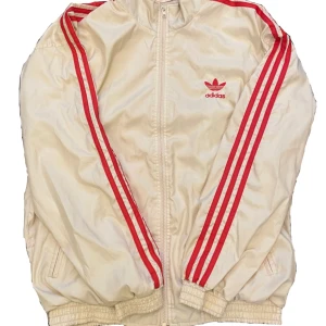 Rare vintage Adidas jacka - S-storlek. Som det synns finns det lite smuts. Har aldrig prövat om det går bort i tvätten så det är fritt fram till köparen och bestämma om hem vill pröva tvätta dom bort. Den är ändå väldigt fin och fläckarna är småa☺️