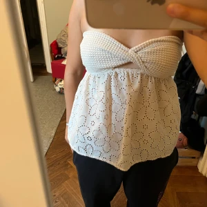 Vit broderad bandeau tubtopp - Säljer denna söta vita bandeau tubtopp från shein. Det står ingen storlek på dne men skulle tro att den är xs-S💕