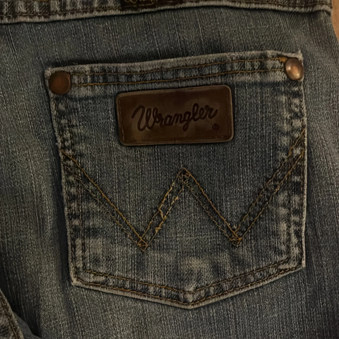 Blå bootcut jeans från Wrangler - 1