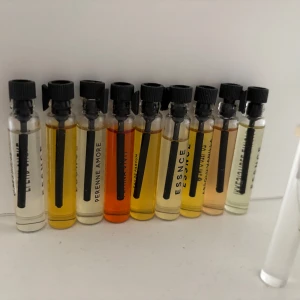 Parfymprover ESSNCE och Perenne Amore - Säljer ett set med 8 parfymprover från ESSNCE och Perenne Amore. Små glasflaskor med svarta skruvkorkar, fyllda med olika färger från ljusgul till orange. Perfekt för dig som vill testa nya dofter och hitta din favorit.