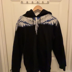 Marcelo burlon hoodie - En Marcelo burlon hoodie i storlek M och jätte bra skick. Skriv vid frågor eller funderingar. 