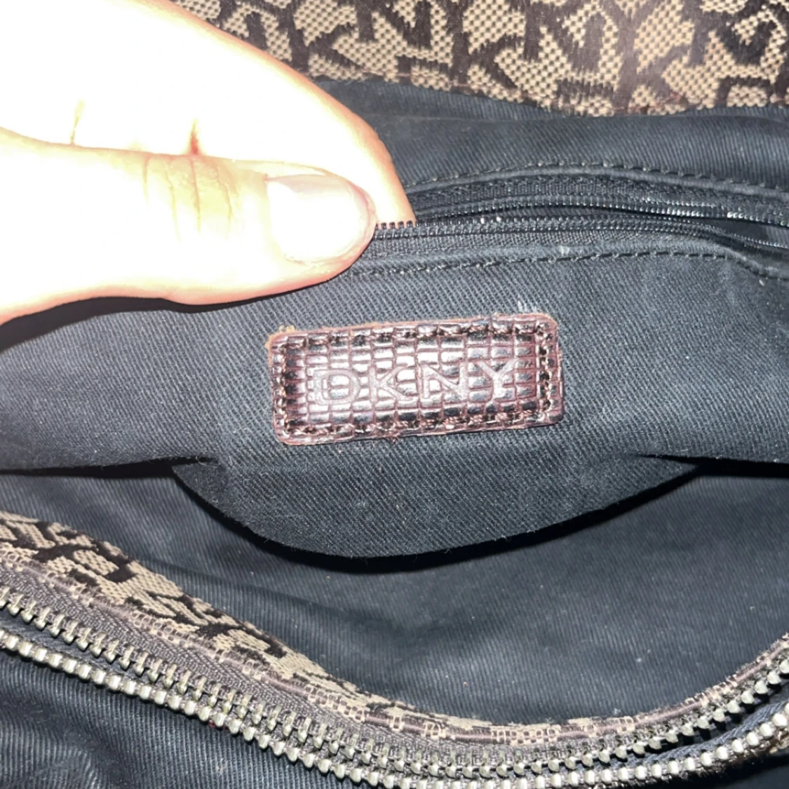 Brun handväska DKNY med mönster - 2