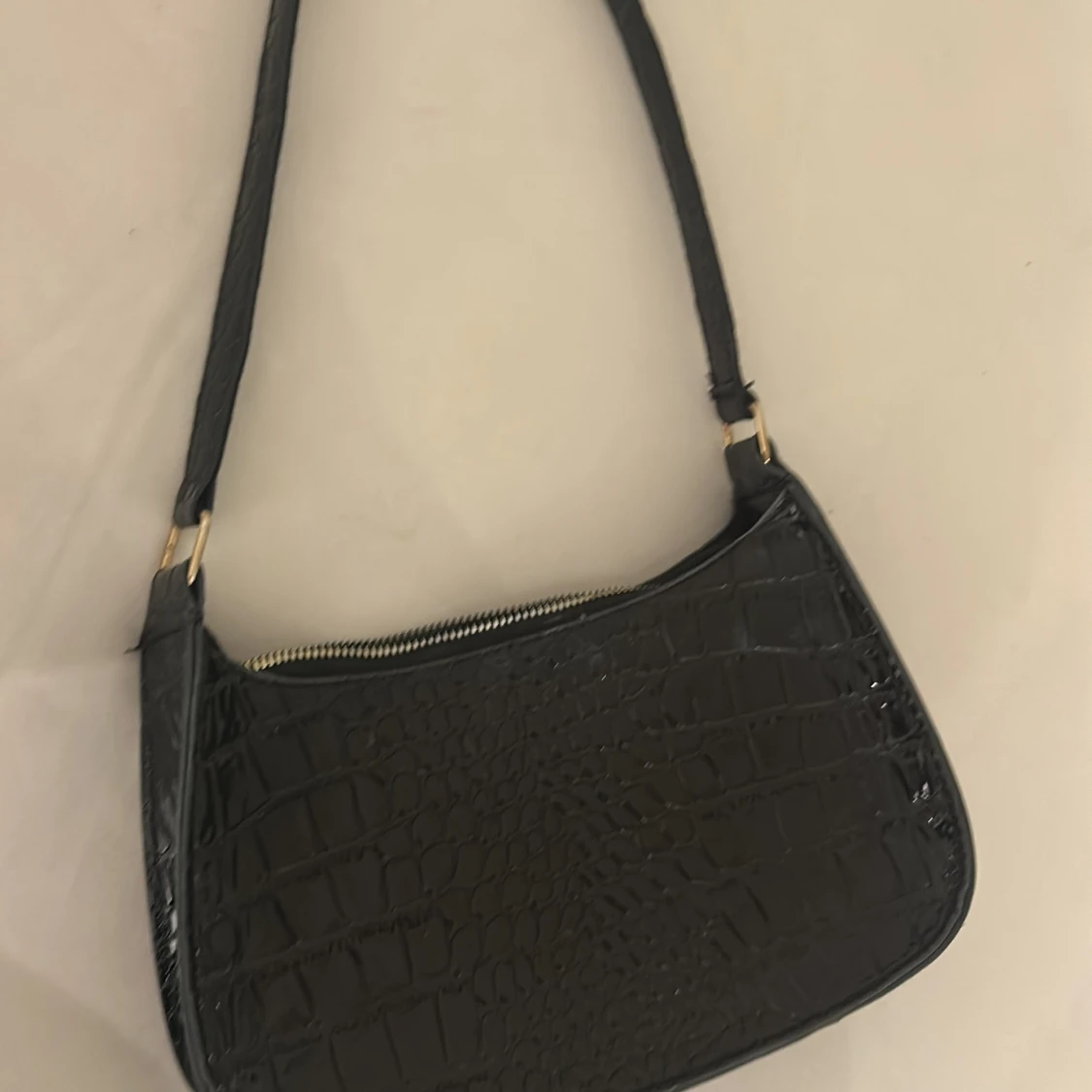 Svart axelväska i croco-imitation
