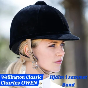 Svart sammetshjälm Charles Owen Wellington Classic 58 - Klassisk svart Wellington Classic ridhjälm från Charles Owen i sammet. Hjälmen har rund form, kort skärm och snygg rosett bak. Fodrad insida och hakrem i ljust läder.Vadderingen i nacken ger känsla av en djupare hjälm utan risk för nackskador.Mjukt hackband i läder*Vikt c:a 500g.*Mjuk skärm f minskad skaderisk.*Trepunktsfäste.*Ventilation genom knappen.Perfekt för dig som vill ha stilren look i stallet.Jätte fint skick.Nypris /betalt 3200 sek