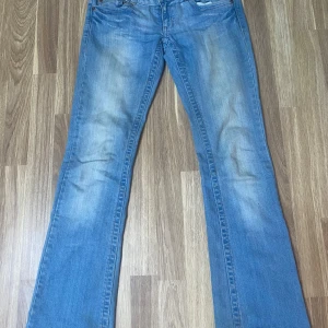 lågmidjade jeans från only - sköna, lågmidjade jeans från only. perfekt för alla typer av outfits, originalet gick för 1,2k men den var limited edition så den finns inte kvar längre. passar till alla olika evenemang  som tex skola,shoppa,gäster, fin restaurang! Perfekta jeans helt enkelt 