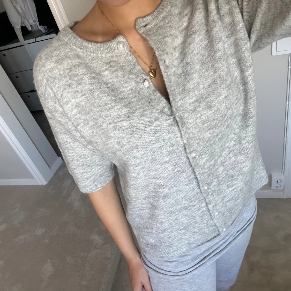 Grå kofta med kort ärm och pärlknappar - 1