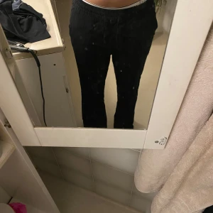 Svarta linnebyxor med resårmidja - Svarta linnebyxor med relaxed fit och resår i midjan. Byxorna har raka ben och dragsko för extra komfort. Perfekta för chill dagar eller när du vill ha en enkel och stilren look. Det är en ficka i bak också.