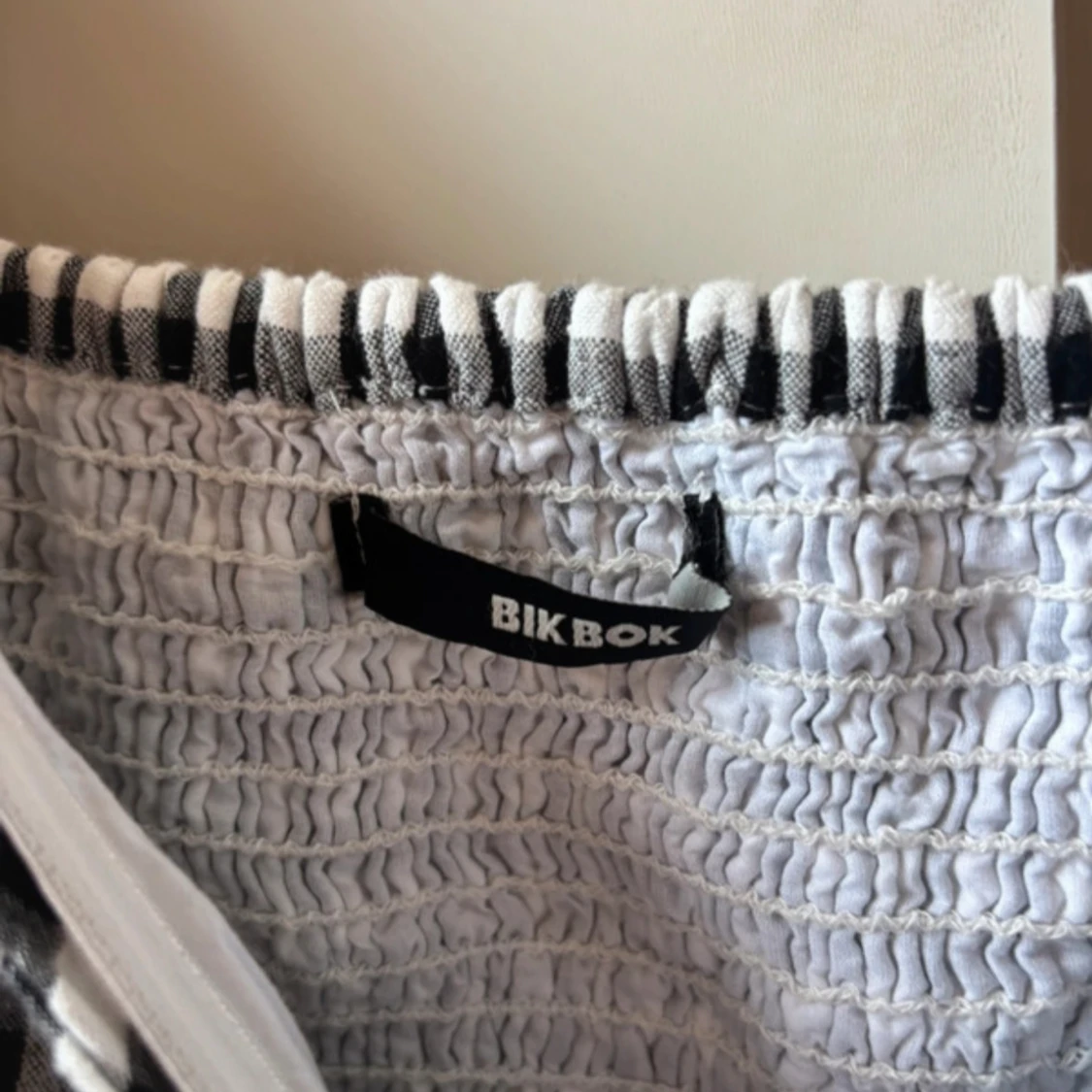 Rutig blus med puffärm från Bik Bok - 2