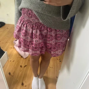 Volangkjol - Kort volang kjol från meet me there!🩷