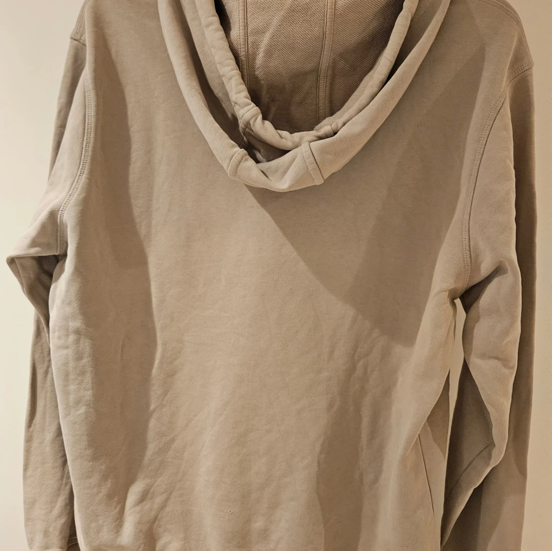 Ljusgrå hoodie från HUGO med tryck - 1