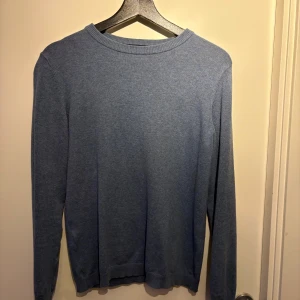 MNG stickad tröja  - En finstikad ljusblå tröja från MNG. Jätte fint skick. Storlek 164 passar dig som är 160-167. Skriv om du vill ha fler bilder eller någon fråga.