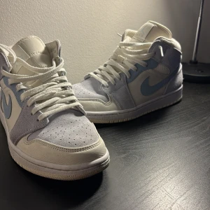 Nike Air Jordan 1 Mid - Air Jordan 1 Mids, köpta använda 2024 men knappt använda den dess. Mycket lätt creasing finns men annars mycket bra skick, mochan är bra. Storlek 43