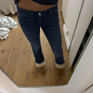 Mörkblå bootcut jeans Gina Tricot - Snygga mörkblå jeans från Gina Tricot i modell med bootcut. Jeansen har klassiska fickor fram och bak, med en extra detalj på bakfickan som stängs med knapp. Skön passform och tillverkade i stretchigt denimtyg. Helt nya utan prislapp! 💕