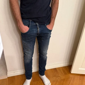 Mörkblå jeans herr - Säljer ett par mörkblå Replay anbass jeans med i skick 8/10, storlek 31W och 32 L. Ursprungs pris runt 1 500 kr
