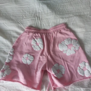 Denim tears shorts - Rosa denim tears shorts, oanvända och riktigt bra kvalité. Pris kan alltid diskuteras!