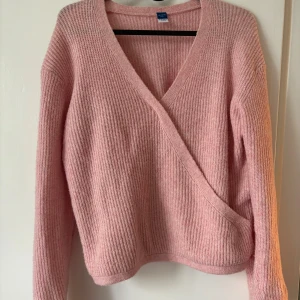 Rosa omlott kofta från old navy  - Supermysig rosa stickad kofta från old navy perfekt till hösten💗
