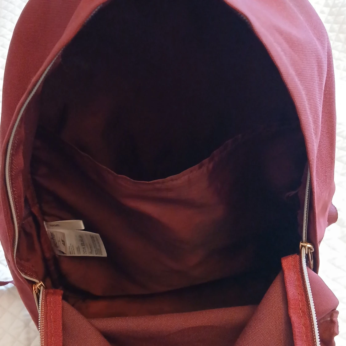 Vinröd Hogwarts ryggsäck med gulddetaljer - 3